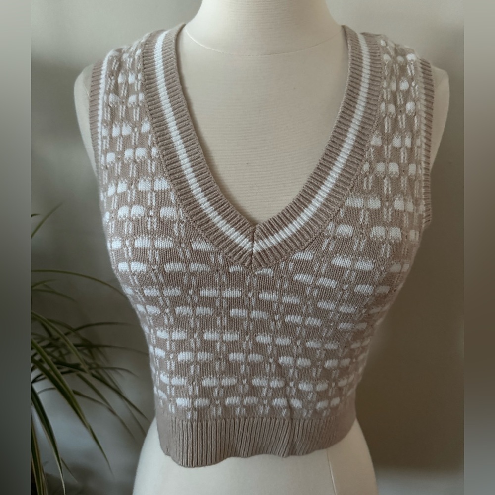 EUC Abercrombie & Fitch tan white v neck sweater vest Size XXS